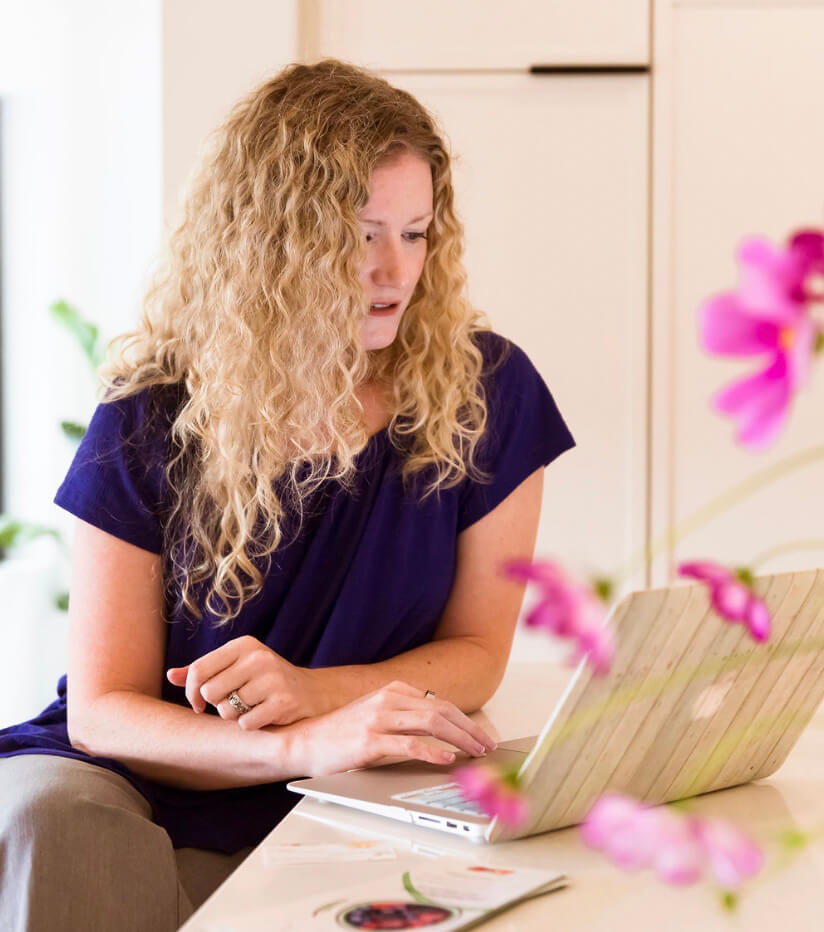 Autoimmune Nutritionist Stephanie Sperring in a personalized consultation session for autoimmune disease health