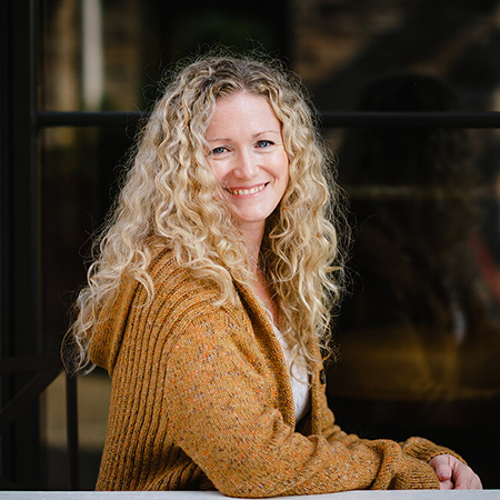 One-on-one nutrition counseling session focusing on autoimmune dietary strategies.
